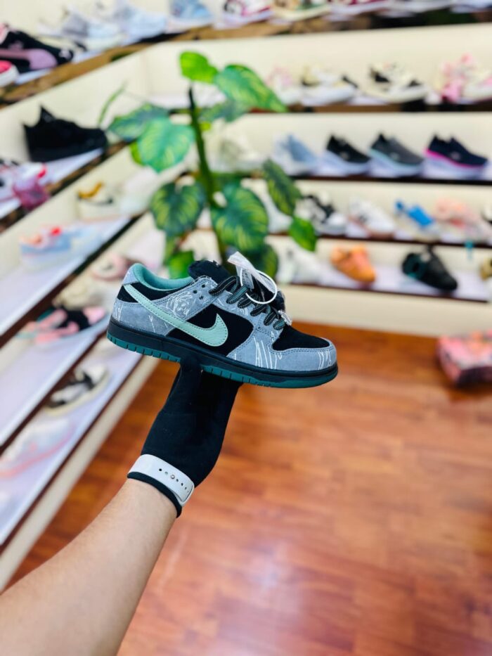 Nike SB Dunk Low There Skateboards Mens Sneaker - Image 4