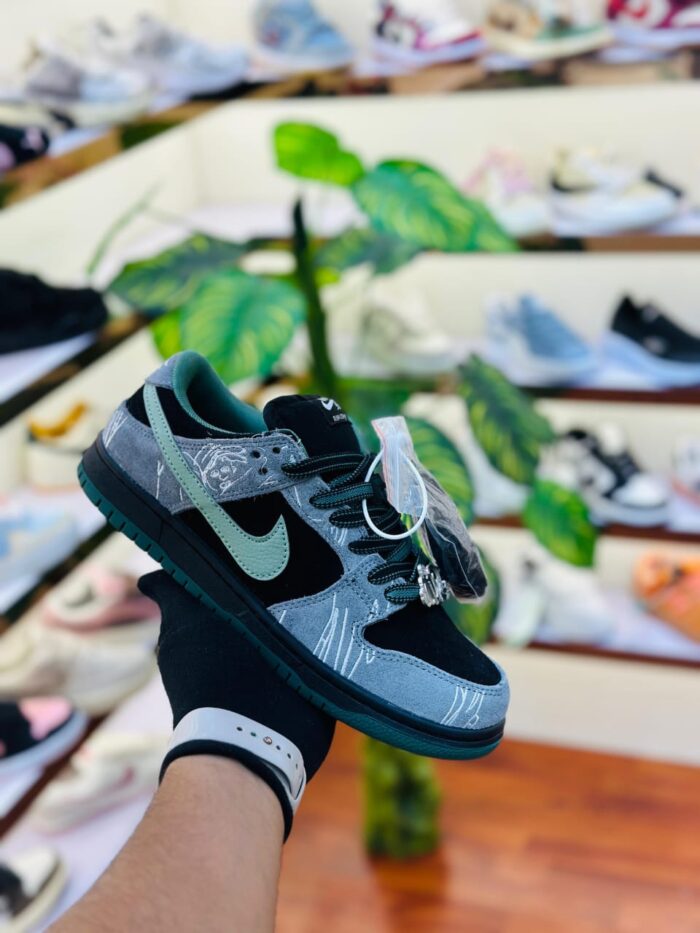 Nike SB Dunk Low There Skateboards Mens Sneaker - Image 2
