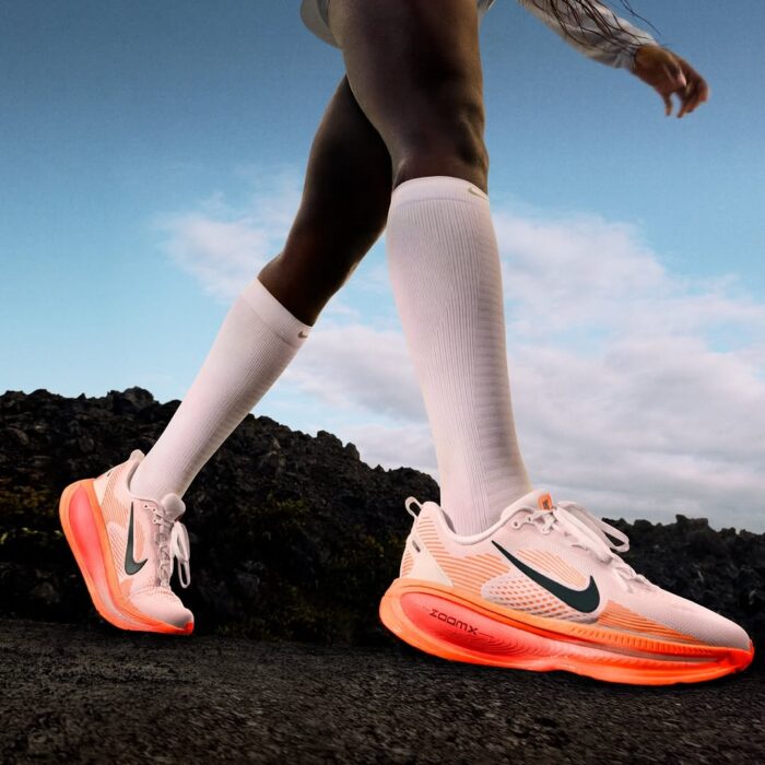 Nike Men's Vomero 18 Road Running Shoes - Image 2