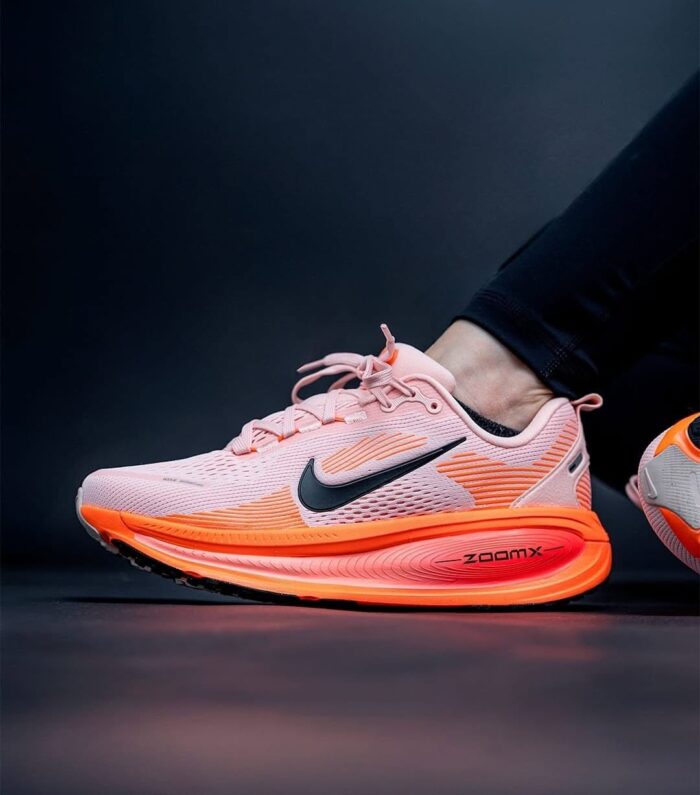 Nike Men's Vomero 18 Road Running Shoes - Image 4